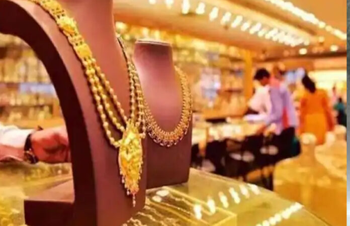 Gold Price: For first time gold crossed Rs 70,000, prices increased by Rs 6,275 in a month