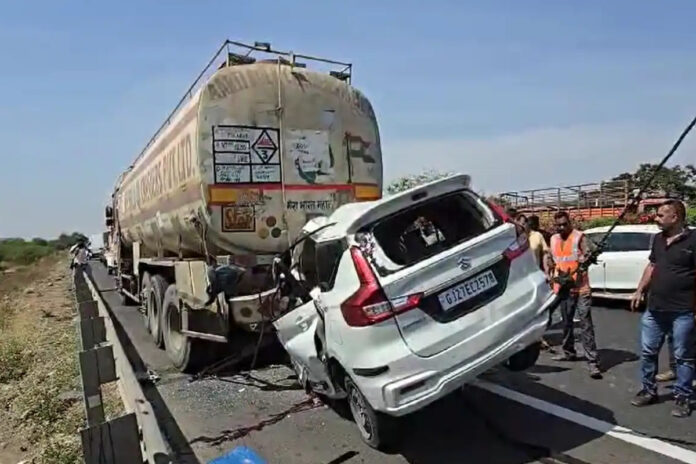Gujarat: Accident on Ahmedabad-Vadodara Expressway, 10 people died in collision between car and truck