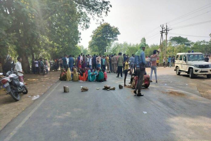 Chhattisgarh : 4 people of the same family died in truck-bike collision