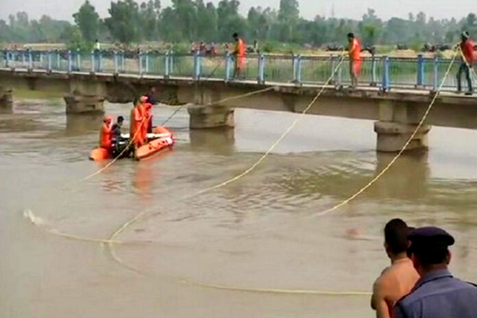 UP : 9 people drowned in Nadrai canal of Kasganj, 4 bodies recovered, search for 5 continues