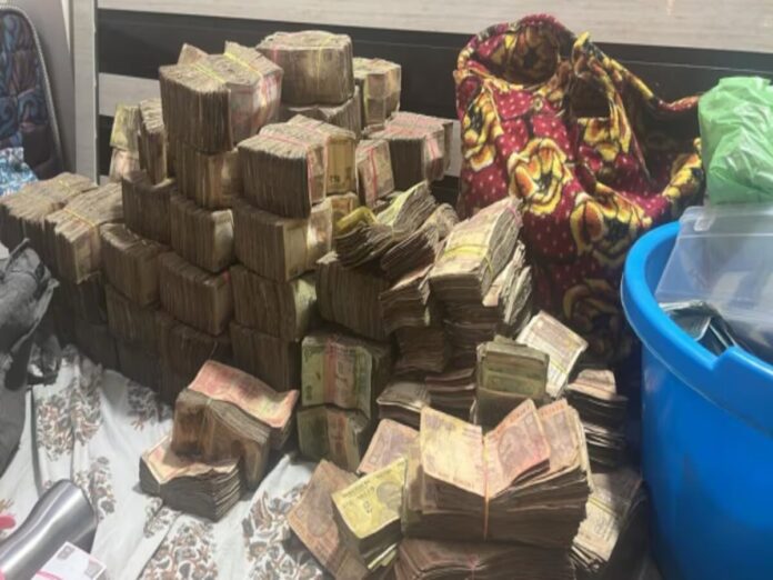 police-raid-in-mp huge cash found