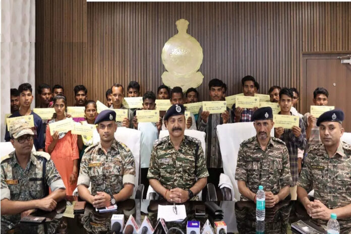 Naxalites surrendered: 22 Naxalites surrendered in Bijapur