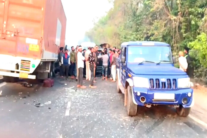 Road Accident: Truck and car collide in Basti, five people die