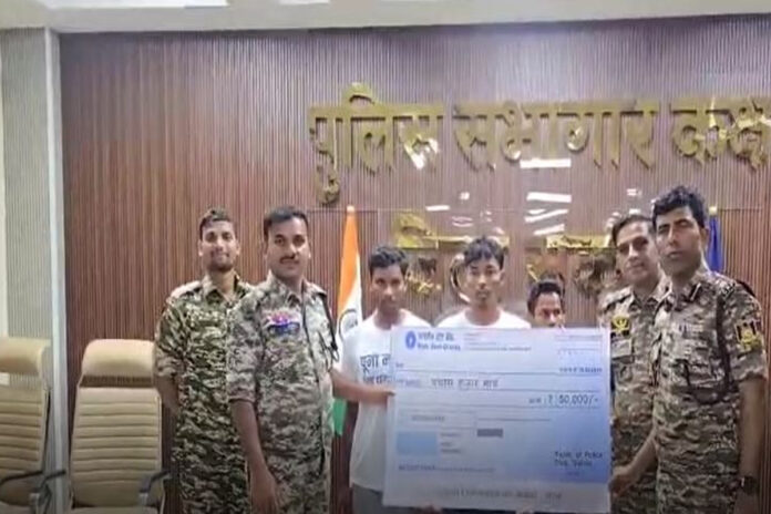 Chhattisgarh: 4 Naxalites surrender in Sukma