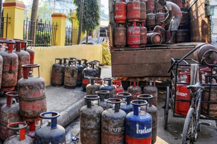 LPG Price: Commercial LPG cylinder became cheaper by Rs 45