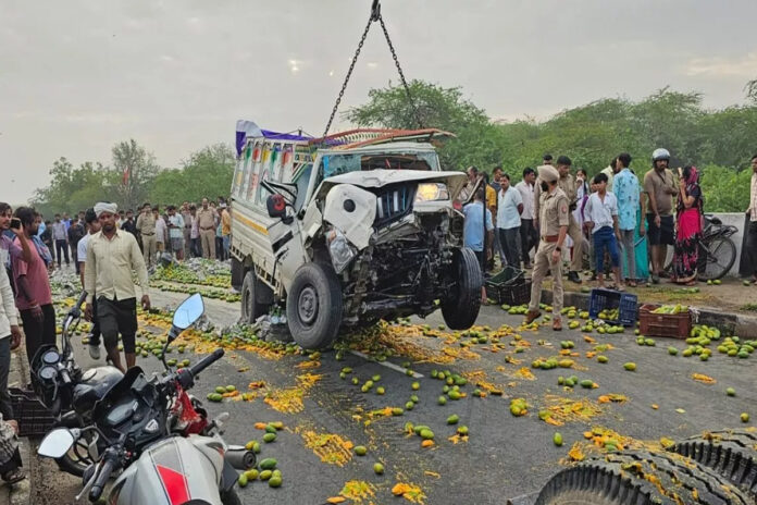 Road Accident: 6 killed and 20 injured in Agra