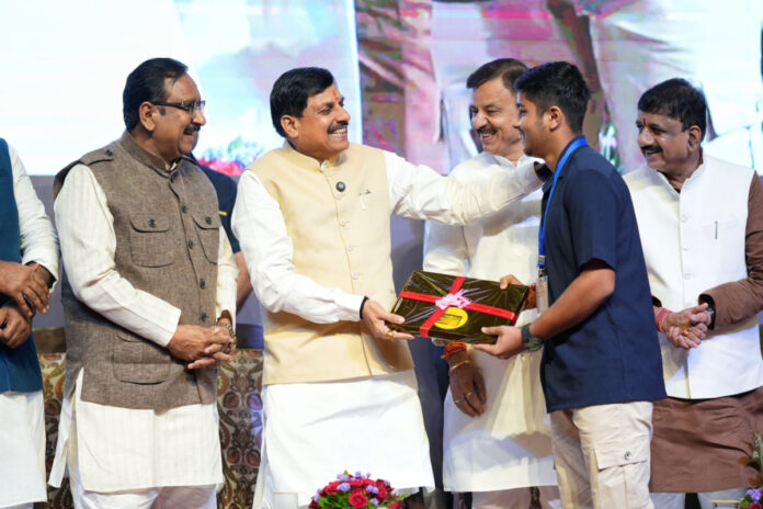 Mohan Yadav: 94000 meritorious students got laptop incentive