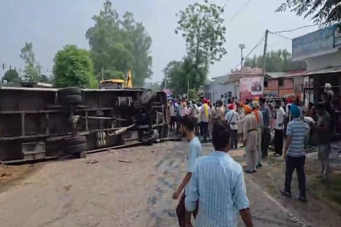 Road Accident 8 killed in collision between minibus car in Punjab
