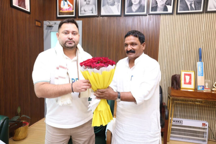 Laxmeshwar Rai joined Tejashwi Yadav